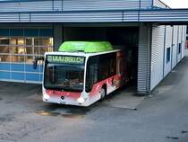 Nach dem Waschen verlässt der Citaro Nr. 23 die Waschstrasse wieder, 10.3.17 bei der BGU Garage.