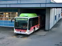 Nach dem Waschen verlässt der Citaro Nr. 23 die Waschstrasse wieder, 10.3.17 bei der BGU Garage.