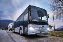 Ein SETRA S 418 LE business der OGV, steht am 26.3.2017 beim, seit Fahrplanwechsel im Dezember 2016, aufgelassenen Bahnhof Kötschach-Mauthen.