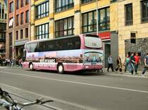 Neoplan-Reisebus in Berlin-Mitte (Hackscher Markt), September 2008