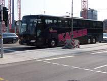 Travego 3-Achser von Reisedienst Kaiser aus Zwickau in Hamburg. Eigentlich wollte ich ja den HHA  Shuttle Hafencity  fotografieren. Aber da kam dieser schne Benz aus meiner Heimatregion dazwischen ^^