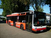 Wagen 07-67 der erkehrsgesellschaft Kreis Unna fotogen vom Verkerhsmeister der VKU auf dem Schulhof des Marie-Curie-Gymnasiums und der Humbold-Realschule aufgestellt. 