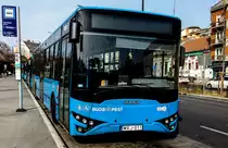 Ikarus V127. Solche Busse wurden bis 2015 in PKD Konstruktion mit Cummins Motor gefertigt. Beschleunigt wird er von einem Cummins  ISL8,9 E5 Motor mit 1055Nm Drehnomet. Einsteigehöhe: ca.340mm Aufnahme: 25.03.2017, Széll Kálmán tér.