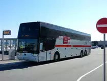Scania Reisebus mit Van Hool Aufbau am 27.03.16 am Fährhafen Rostock.