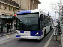 TL - VanHool Nr.572 VD 1483 unterwegs auf der Linie 1 vor den SBB Bahnhof in Lausanne am 01.04.2017