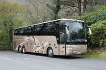 Van Hool T 916 Reisebus der Fa. Müller Tours am 9.4.2017 in Kaylemore Abbey in Irland.