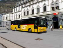 Postauto - IVECO Crossway  VS  445902 vor dem Bahnhof Brig am 01.04.2017