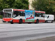 Ein 14er auf dem Weg zum BF Altona. Der Wagen hat wie unschwer zu erkennen ein TB von Milchschnitte. Das Fahrzeug befindet sich hier in Nhe vom Betriebshof Langenfelde (BBL) der etwa 2 kilometer entfernt liegt.
