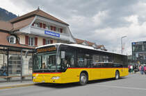 Mercedes Citaro der Post, im Einsatz als Bahnhersatz wartet beim Bahnhof Interlaken Ost. Die Aufnahme stammt vom 17.04.2017.