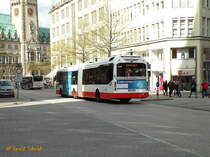 HHA 7476 (HH-YB 1476) am 19.4.2017, Hamburg; Kreuzung Mönckeberg-/Bergstr. /  Volvo 7900 LH, paralleler Diesel-elektr. Hybridbus, Baujahr 2014 /