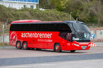 Knallroter Neoplan Cityliner im Sassnitzer Hafen. - 26.04.2017