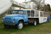 Ein Zil-130 mit einem Fahrgastauflieger für den Einsatz auf Flughäfen (Nationales Luftfahrtmuseum Kiev, April 2016)