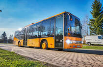 Ein SETRA S 415 LE business der OVG steht am 9.4.2017 bei der Haltestelle Neuhaus, Zentrale Haltestelle.