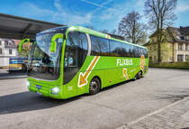 Ein MAN Lion´s Coach von FLIXBUS (Omnibus Wunder e.k.) fährt in die Haltestelle Coburg Bahnhof/ZOB ein.