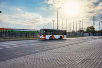 Ein SOLARIS Urbino 8,6 fährt am 14.4.2017 nahe der Haltestelle - Käfertal, Feuerwache Nord vorüber.
Unterwegs war der Bus auf der Linie 53 (Mannheim, Kurpfalzbrücke - Luzenberg, Diffenébrücke - Käfertal, Käfertaler Wald - Käfertal, Bahnhof).