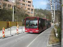 Mercedes Citaro-Gelenksbus (Facelift) der Innsbrucker Verkehrsbetriebe, Linie O, Bus-Nr. 414, zwischen den Haltestellen Lahntalweg und Luis-Zuegg-Str. in Innsbruck. Auf der linken Straßenseite erkennt man die Bauarbeiten für die neue Straßenbahnstrecke, die den Bus ersetzen soll. Aufgenommen 10.4.2015.