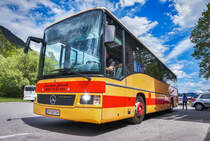 Nachdem gestern ein Kleintransporter der dpd einige Scheiben und die halbe hintere Tür beim Setra S 415 NF erledigt hat, fährt für Siebler-Reisen momentan dieser,  von Autoreisen Edelweiß ausgeliehene Mercedes-Benz Integro.
Hier zu sehen ist der Bus bei der Haltestelle Oberdrauburg Bahnhof.
Unterwegs war der Bus auf der Kfl. 5021 als Kurs 11 (Oberdrauburg Bahnhof - Gerlamoos).
Aufgenommen am 11.5.2017.