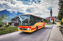 Nachdem gestern ein Kleintransporter der dpd einige Scheiben und die halbe hintere Tür beim Setra S 415 NF erledigt hat, fährt für Siebler-Reisen momentan dieser,  von Autoreisen Edelweiß ausgeliehene Mercedes-Benz Integro.
Hier zu sehen ist der Bus im Ortszentrum von Berg im Drautal.
Unterwegs war der Bus auf der Kfl. 5021 als Kurs 11 (Oberdrauburg Bahnhof - Gerlamoos).
Aufgenommen am 11.5.2017.