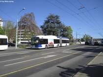 tl Nr. 870 (Swisstrolley 4 BGT-N2D) am 22.4.2017 in Lausanne, Cécil. Infolge Bauarbeiten bei der Pont Chauderon verkehren die Linien 3, 6 und 21 mit dem Hilfsmotor über die Brücke.
