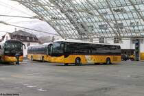 Postauto/Regie Chur GR 173 208 (MAN Lion's Regio) am 19.4.2017 beim Bhf. Chur. Nach nicht einmal 10 Jahren weisen die Churer MAN Lion's Regio erhebliche Abnutzungsschäden auf. Deshalb lieferte MAN im Jahre 2016 eine Serie von 10 neuen Fahrzeugen nach Chur, die u.a. am neuen MAN Logo auf der Front erkannt werden können.