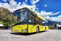 Mit der Einführung des Stadtbussystems in Lienz, zum Fahrplanwechsel im Dezember 2016, wurden auch neue Fahrzeuge angeschafft.
Nachdem beim ÖBB-Postbus anfangs noch winzige Busse von Neoplan und MAN unterwegs waren, verkehren seit Anfang April hier drei nagelneue New SOLARIS Urbino 10,5.
Hier zu sehen ist einer der Busse bei der Haltestelle Lienz Bahnhof am 10.5.2017.
Unterwegs war der Bus auf der Linie 6 (Lienz Michaelsplatz - Gaimberg - Lienz Bahnhof).