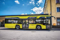 Mit der Einführung des Stadtbussystems in Lienz, zum Fahrplanwechsel im Dezember 2016, wurden auch neue Fahrzeuge angeschafft.
Nachdem beim ÖBB-Postbus anfangs noch winzige Busse von Neoplan und MAN unterwegs waren, verkehren seit Anfang April hier drei nagelneue New SOLARIS Urbino 10,5.
Hier zu sehen ist einer der Busse bei der Haltestelle Lienz Bahnhof am 10.5.2017.