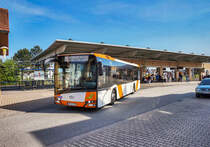 Ein New SOLARIS Urbino 12 von Rau Touristik fährt am 20.4.2017 aus der Haltestelle Käfertal, Bahnhof aus.