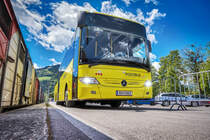 Ein Mercedes-Benz Integro von POSTBUS steht am 10.5.2017 auf der ehemaligen Autoreisezug-Verladerampe beim Bahnhof Lienz. 