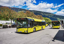Zwei der drei in Lienz fahrenden New SOLARIS Urbino 10,5 von POSTBUS, stehen am 10.5.2017 bei der Haltestelle Lienz Bahnhof.
Der vordere Bus (BD-14741) war unterwegs auf der Linie 4 (Lienz Bahnhof - Tristach - Amlach - Lienz Bahnhof).
Der hintere Bus (BD-14743) war unterwegs auf der Linie 6 (Lienz Michaelsplatz - Gaimberg - Lienz Bahnhof).