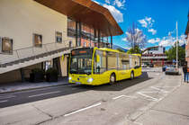 Ein Mercedes-Benz O 530 III von Bundschuh-Reisen, am 10.5.2017, bei der Haltestelle Lienz Spitalskirche.
Unterwegs war der Bus auf der Linie 2 (Lienz Bahnhof - Lienz Handelsakademie - Lienz Michaelsplatz - Lienz Bahnhof).
