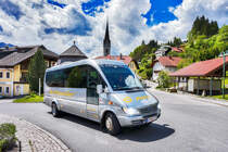 Ein Mercedes 616 CDI von Siebler Reisen, am 12.5.2017, nahe der Haltestelle Berg im Drautal Mehrzweckhaus.
Unterwegs war der Bus auf der Kfl. 5021 als Kurs 11 (Oberdrauburg Bahnhof - Gerlamoos).