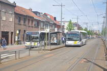 Stadtbus und Uberlandbus Van Hool von De Lijn aufgenommen 13.05.2017 am Haltestelle Heidestraat Hoboken