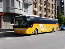 Postauto - VanHool T916  VS 12672 unterwegs in der Stadt Sion am 09.05.2017