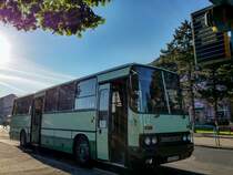 Die Ikarus 200-er Serie wurde genau vor 50 Jahren (am 19.05.1967) auf einer Messe vorgestellt. Der Prototyp (war ein Ikarus 250) hatte ein bischen eckiger Design als die Serienmodelle. Der abgelichtete Bus ist ein -sehr schön und sauber erhaltene- Ikarus 256.44. Die 256-er Reihe war 1 Meter kürzer als die 250-er Reihe. Aufnahmedatum: 18.05.2017