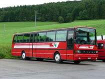 CJ - Setra S215HR  Nr.117  BE 26661 vor dem Bus und LKW Depot in Tramelan am 01.08.2008