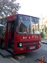 Diese Ikarus 260 funktioniert als eine Mobil-Ausstellung für eine Historische Zeitung.
