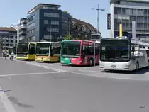 STI - Kleine Fahrzeugparade bei den Bushaltestellen vor dem Bahnhof in Thun am 27.05.2017
