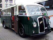 BERNA-Oldtimerbus aus dem Jahre 1948 wurde in 1500Std. liebevoll restauriert, und steht in Luzern am Schwanenplatz-Parkplatz;080901  