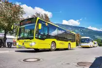 VORNE:
Ein Mercedes-Benz O 530 III von Bundschuh-Reisen unterwegs auf der Stadtbusslinie 2 (Lienz Bahnhof - Lienz Handelsakademie - Lienz Michaelsplatz - Lienz Bahnhof).

HINTEN:
Ein Temsa Safari 
 von POSTBUS unterwegs auf der Kfl. 4412 (Lienz Bahnhof - Matrei in Osttirol Korberplatz - Prägraten a. G. Hinterbichl).

Aufgenommen am 18.5.2017, bei der Haltestelle Lienz Bahnhof.