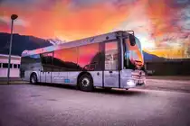 Ein Mercedes – Kutsenits Hydra der OGV, steht am 18.12.2016, bei Sonnenuntergang, bei der Lagerhaus-Tankstelle in Greifenburg.