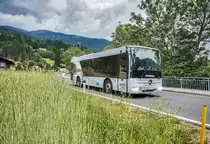 Ein Mercedes – Kutsenits Hydra von Oberlojer, fährt nahe der Haltestelle Berg im Drautal Bahnhof vorüber.
Unterwegs war der Bus auf der Kfl. 5021, als Kurs 31 (Neusach Gh Seefriede - Greifenburg Gemeindeamt - Berg im Drautal Bahnhof -  Greifenburg Gemeindeamt - Neusach Gh Seefriede).
Aufgenommen am 2.6.2017.