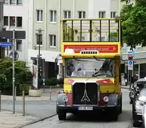 DER SIEGENER  HÜBBELBUMMLER ERREICHT DIE OBERSTADT AM 9.6.2017
Ein uriges Gefährt,dieser doppelstöckige Nostalgie-Bus in Gelb/Rot/Schwarz,
der von März bis Oktober im 30-Minuten-Taktverkehr vom ZOB in die Oberstadt mit
Rathaus und Nikolaikirche zu einem sehr zivilen Fahrpreis verkehrt....
Der Kühlergrill lässt auf eine Magirus-Basis schließen....