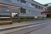 Bushaltestelle Technik Richtung Technik West/Peerhofsiedlung/Allerheiligen der Innsbrucker Verkehrsbetriebe. Wegen Bauarbeiten zur Straßenbahnerweiterung ist diese Haltestelle vorübergehend verschoben. Aufgenommen 29.3.2017.