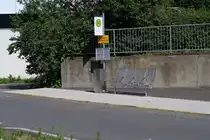 Bushaltestelle Zirl Bahnhof in �BB-Bahnhofsausstattung (Bank, Mistk�bel). Bei Bauarbeiten auf der Bahnstrecke wird sie vom Schienenersatzverkehr angefahren. Aufgenommen 11.6.2017.