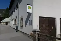 Die Bushaltestelle Zirl Br�cke besteht nur aus dem Haltestellenschild und den Fahrpl�nen an einem Geb�ude. Aufgenommen 11.6.2017.