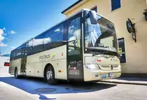 Ein Mercedes-Benz Integro steht am 18.5.2017 bei der Haltestelle Lienz Bahnhof.