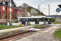 Ein MAN CNG Niederflurbus (Nr. 122) der SÜC, überquert am 12.4.2017 den Bahnübergang beim Bahnhof Creidlitz.
Unterwegs war der Bus auf der Linie 1 (Glend - Coburg Bahnhof ZOB - Theaterplatz -
 Niederfüllbach).