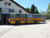 Ex PTT / Postauto - Oldtimer Extrafahrt mit dem Saurer RH 580-25 BE 93915 im Neuenburger Jura in Roches de Maron mit der Längsten Speiseeiskarte der Schweiz mit 12 Meter am 11.06.2017