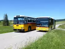 Ex PTT / Postauto - Oldtimer Extrafahrt mit dem Saurer RH 580-25 BE 93915 im Neuenburger Jura unterwegs kurz vor La Brévine wird von Regelkurs einem Mercedes Citaro überholt am 11.056.2017 am 11.06.2017