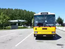 Ex PTT / Postauto - Oldtimer Extrafahrt mit dem Saurer RH 580-25 BE 93915 auf dem Autobahn Rastplatz mit Militär Jet in Estavayer am 11.06.2017